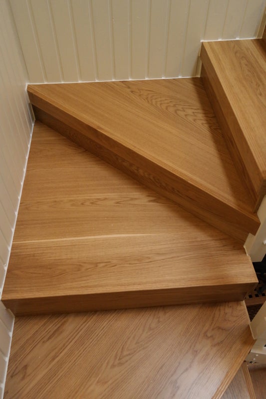 Korkea nokkalista lakattuna Esta Parket Tammi City-lankun kanssa