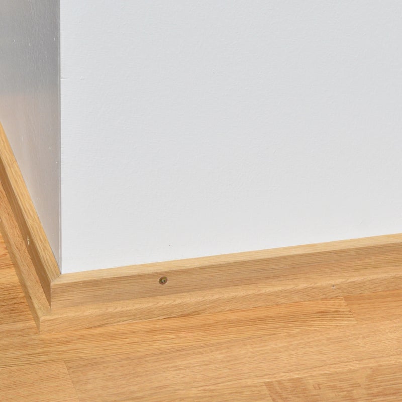 Lakattu tammi mattolista asennettuna 12x42 mm tammi jalkalistan kylkeen