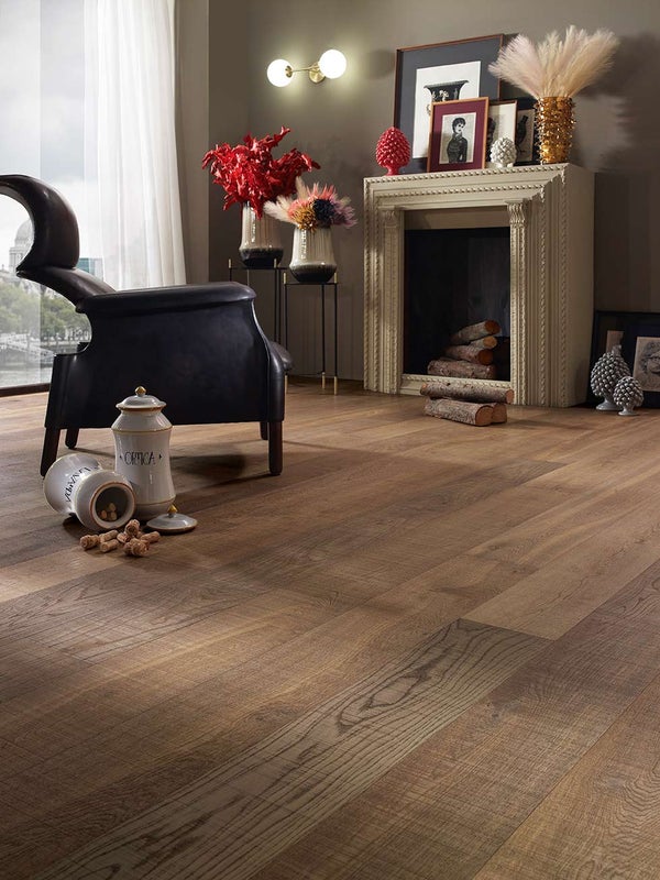 L&auml;mp&ouml;k&auml;sitelty, hieman vaalentavasti &ouml;ljytty lankkuparketti