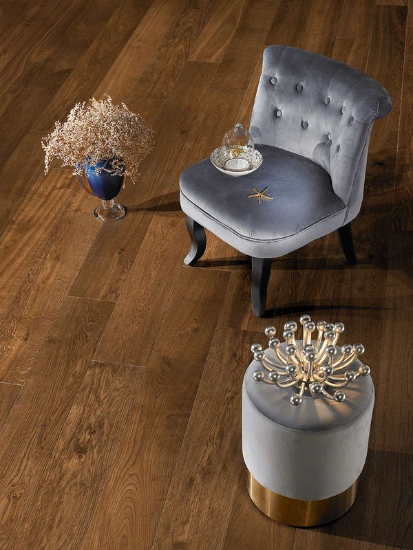 Lakattu l&auml;mp&ouml;k&auml;sitelty lankkuparketti